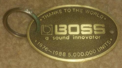 GEZOCHT: BOSS - Sleutelhanger /Keychain / Embleem, Logo's..., Muziek en Instrumenten, Instrumenten | Onderdelen, Ophalen of Verzenden