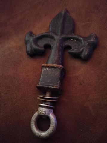 Oude Fleur de Lis Decoratie met Oog beschikbaar voor biedingen