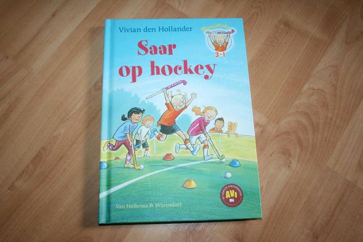 Vivian den Hollander - Saar op hockey - Ministicks - 3in1, Boeken, Kinderboeken | Jeugd | onder 10 jaar, Zo goed als nieuw, Fictie algemeen