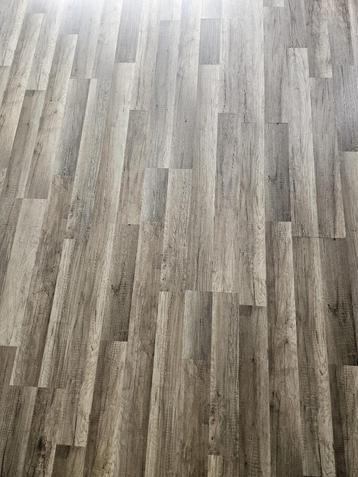 Gratis laminaatvloer  (ca. 95m²)  beschikbaar voor biedingen