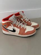 Jordan 1 Mid Oranje (Koraal) Maat 40, Kleding | Dames, Schoenen, Ophalen of Verzenden, Gedragen, Overige kleuren