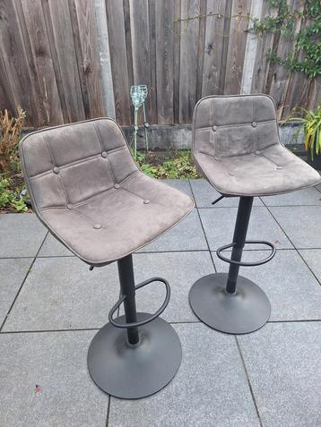 Mooie set van 2 barstoelen beschikbaar voor biedingen