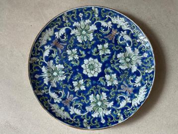 Chinees Guangxu blauw bord beschilderd met floraal decor  beschikbaar voor biedingen
