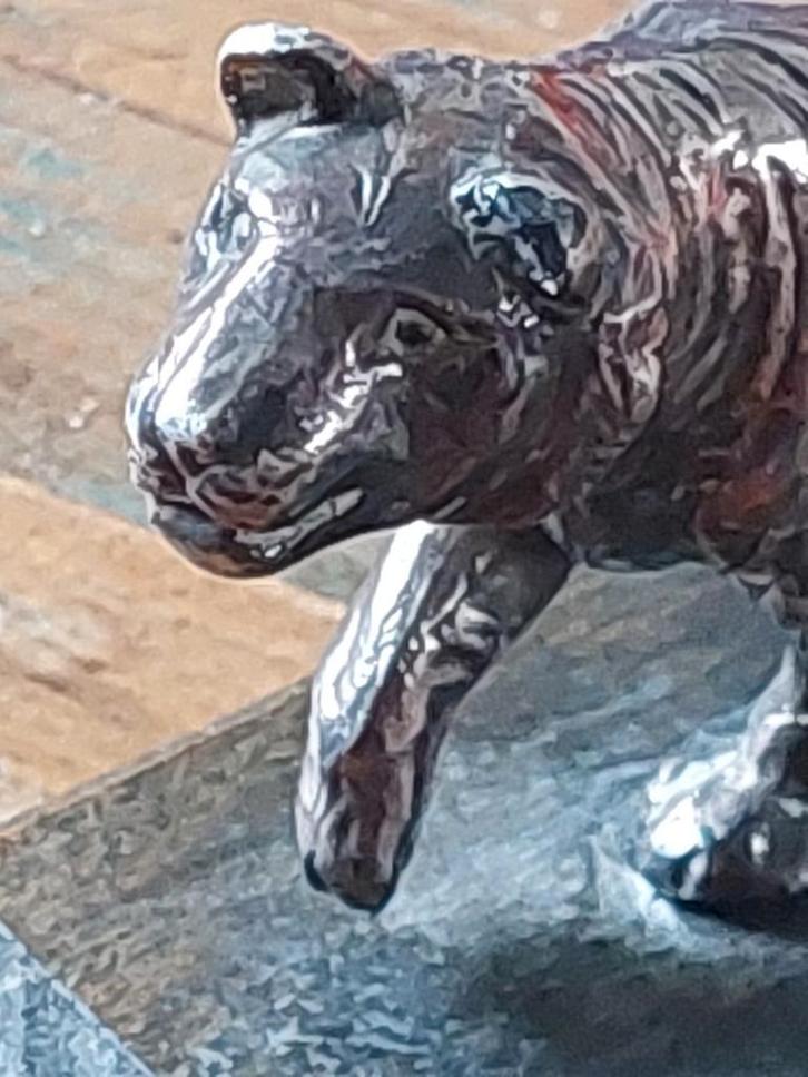 Zilverkleurige Tijger op Houten Sokkel, Antiek en Kunst, Kunst | Beelden en Houtsnijwerken, Ophalen of Verzenden