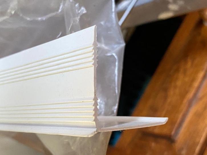 13 stuks pvc hoekprofielen L-50mm lang 1250mm, Doe-het-zelf en Verbouw, Plinten en Afwerking, Nieuw, Lijsten, Kunststof, 100 tot 150 cm