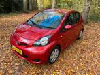 Toyota Aygo 1.0 12V Vvt-i 5DRS 2011 Rood met APK tot 10-2016, Voorwielaandrijving, Stof, 4 stoelen, 68 pk