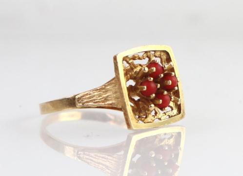 18 karaat gouden ring met bloedkoraal, Sieraden, Tassen en Uiterlijk, Antieke sieraden, Ring, Goud, Met edelsteen, Ophalen of Verzenden