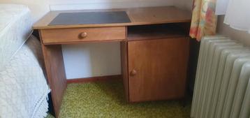 TE KOOP STEVIG BUREAU beschikbaar voor biedingen