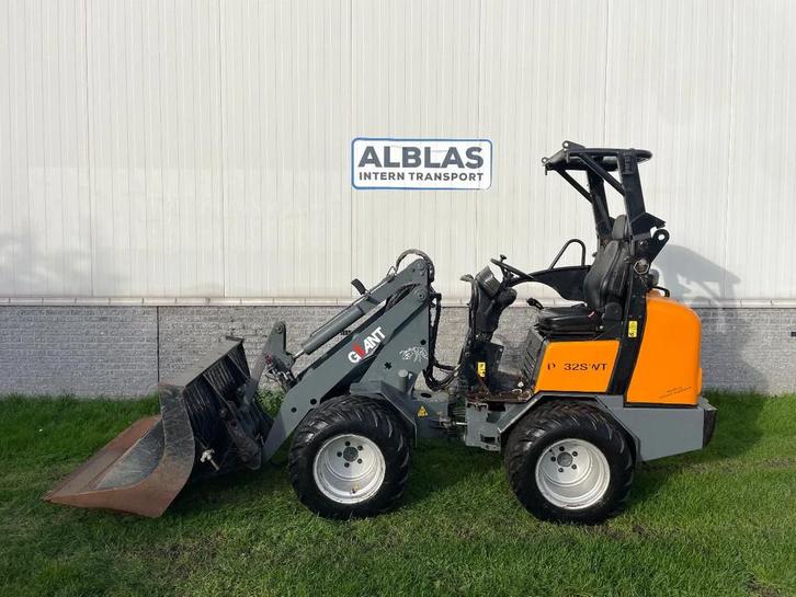 Giant 332SWT met hoge giek met kenteken (bj 2014), Zakelijke goederen, Machines en Bouw | Kranen en Graafmachines, Wiellader of Shovel