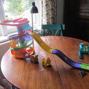 Toet toet parkeergarage met 2 autootjes beschikbaar voor biedingen