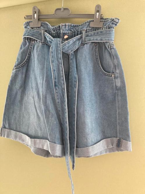 Stoere H&M spijker korte broekmaat 38, Kleding | Dames, Broeken en Pantalons, Zo goed als nieuw, Maat 38/40 (M), Blauw, Kort, Ophalen of Verzenden