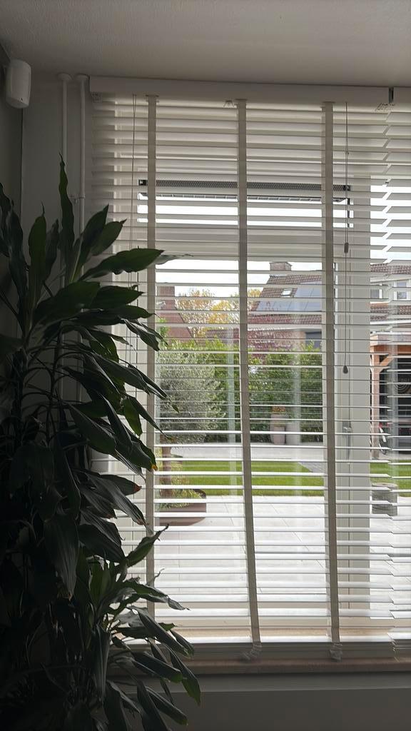 Raambekleding jaloezieën brede horizontale lamellen wit hout, Huis en Inrichting, Stoffering | Gordijnen en Lamellen, Zo goed als nieuw