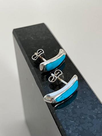 Zilveren oorstekers met turquoise beschikbaar voor biedingen