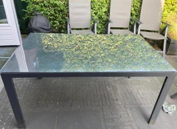 GRATIS tuintafel gebruikt beschikbaar voor biedingen
