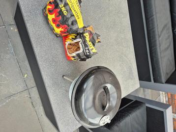 Kleine houtskool Bbq te koop met briketten en aanmaakbokjes beschikbaar voor biedingen