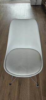 Eames stoelen replica wit in goede staat, Huis en Inrichting, Stoelen, Ophalen, Kunststof, Gebruikt, Twee