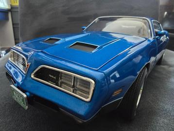 Pontiac Firebird Formula Autoworld 1:18 beschikbaar voor biedingen