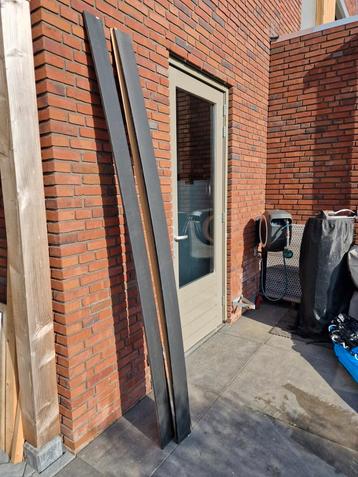 3 zwarte plinten 240cm lang beschikbaar voor biedingen