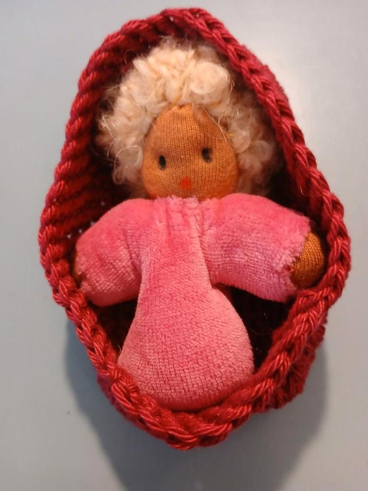 Antroposofische waldorf zonnekindpop zakpopje in bedje, Kinderen en Baby's, Speelgoed | Poppen, Nieuw, Babypop, Verzenden