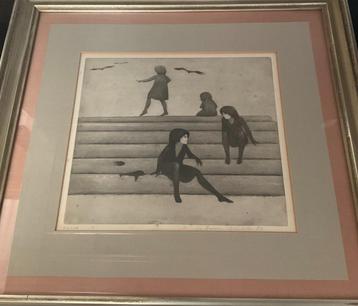 Litho - 1982 - Irene Müller - Meisjes op stapel boomstammen beschikbaar voor biedingen