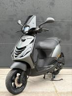 PIAGGIO ZIP 4T 2V BROM 2016 MAT GRIJS FULL OPTION, Ophalen, Maximaal 45 km/u, Zip, Zo goed als nieuw
