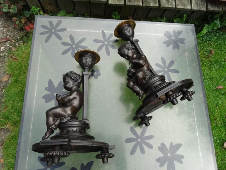 Antieke, bronzen kandelaren met jongens kaarshouders brons, Antiek en Kunst, Antiek | Kandelaars, Koper of Brons, Verzenden