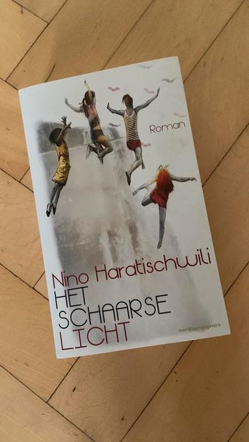 Nino Haratischwili - Het schaarse licht (een keer gelezen) beschikbaar voor biedingen