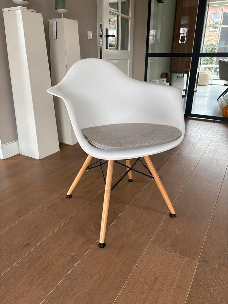 4 Design (Eames) Eetkamerstoelen met kussen, Huis en Inrichting, Stoelen, Zo goed als nieuw, Vier, Kunststof, Wit, Ophalen