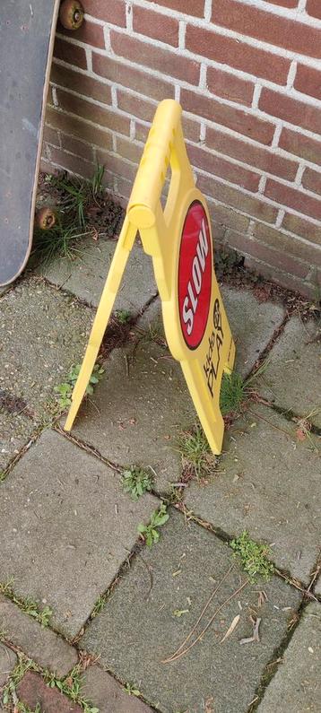 Signaalbord, "kinderen aan het spelen". beschikbaar voor biedingen