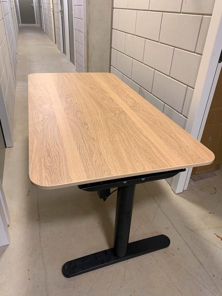 Zit-sta bureau ikea BEKANT, Huis en Inrichting, Bureaus, Zo goed als nieuw, Stabureau, Elektrisch, In hoogte verstelbaar, Ophalen