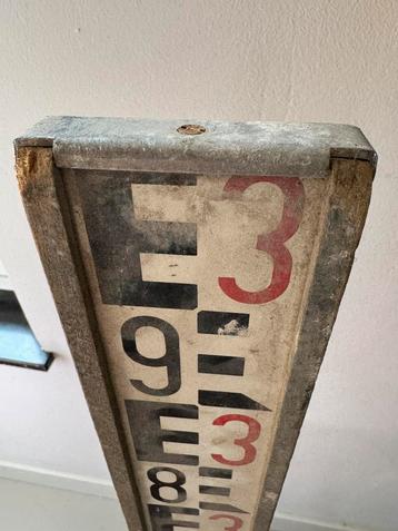 Antieke landmeetbaak  houten vouwlat industrieel decoratief  beschikbaar voor biedingen
