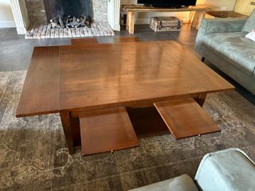 Unieke antieke salontafel met uitschuifbare plateaus beschikbaar voor biedingen