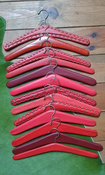 Set van 13 retro/ vintage/ seventies kledinghangers beschikbaar voor biedingen