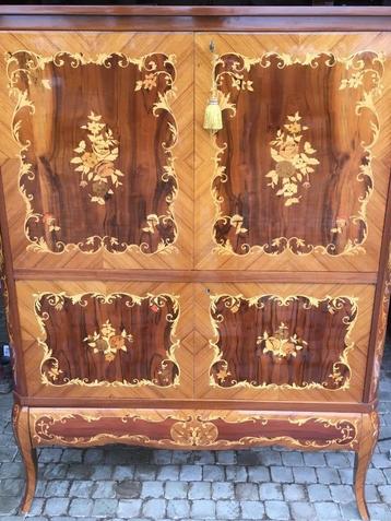 Italiaanse Louis XV kast met inleg.  beschikbaar voor biedingen