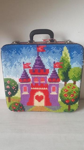 Vintage kinder logeer koffer up met kasteel borduursel  beschikbaar voor biedingen