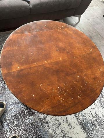 Salon tafel beschikbaar voor biedingen