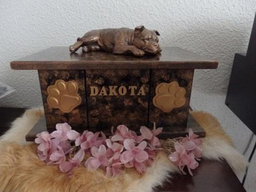 Stafford beeldje op urn of op plateau als set handgemaakt, Dieren en Toebehoren, Honden-accessoires, Nieuw, Ophalen of Verzenden