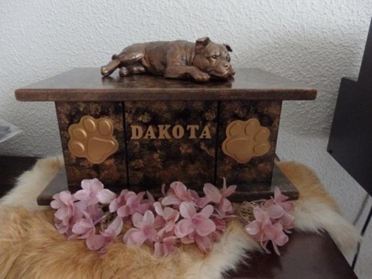 Stafford beeldje op urn of op plateau als set handgemaakt, Dieren en Toebehoren, Honden-accessoires, Nieuw, Ophalen of Verzenden