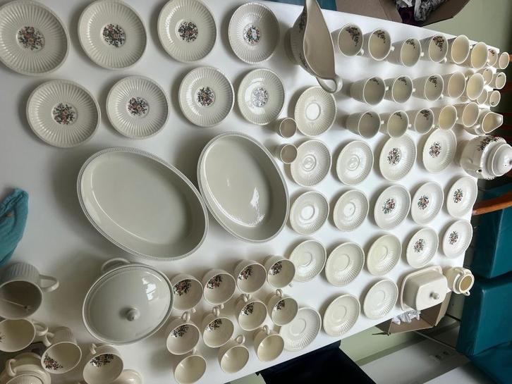 Wedgwood servies bestaand uit kopjes, bordjes, ovenschalen,, Huis en Inrichting, Keuken | Servies, Gebruikt, Kop(pen) en/of Schotel(s)