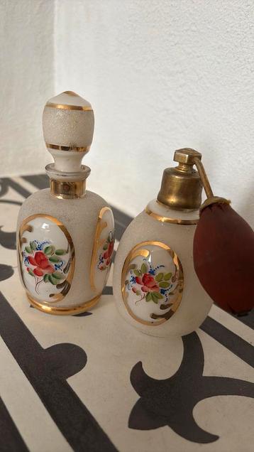 Vintage parfumset sprayer flesje wit opaline bloemen beschikbaar voor biedingen