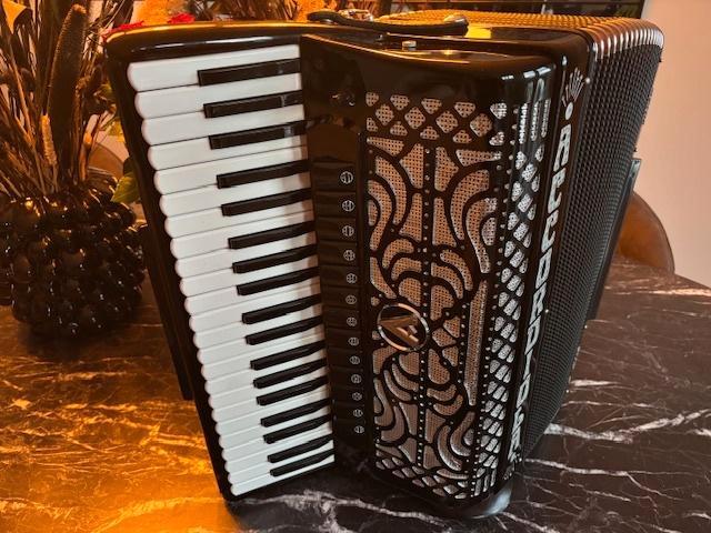 Accordiola Super Manon 120 bas 5 korig met deco’s, Muziek en Instrumenten, Accordeons, Zo goed als nieuw, Toetsaccordeon, 120-bas