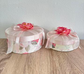 Vintage opbergdozen met bloemen beschikbaar voor biedingen
