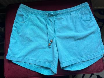 korte lichtblauwe broek beschikbaar voor biedingen