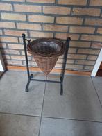 Te koop plantenstandaard met gratis rieten hangmand, Tuin en Terras, Gebruikt, Minder dan 60 cm, Rond, Ophalen of Verzenden