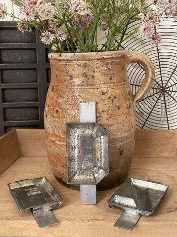 Brocante oude chocoladevorm / chocolademal letter D en Z beschikbaar voor biedingen