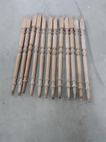12 antieke beukenhouten trapbalusters beschikbaar voor biedingen
