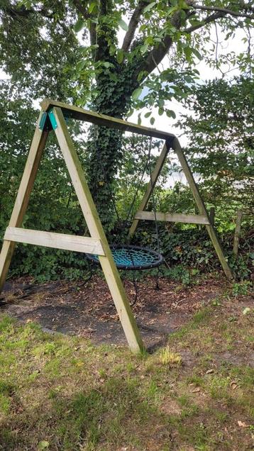 Schommel nestschommel comeet met frame en rubber matten beschikbaar voor biedingen