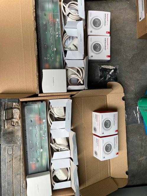 Complete Honeywell HCE80 zoneregelaar sets met toebehoren, Doe-het-zelf en Verbouw, Thermostaten, Zo goed als nieuw, Ophalen
