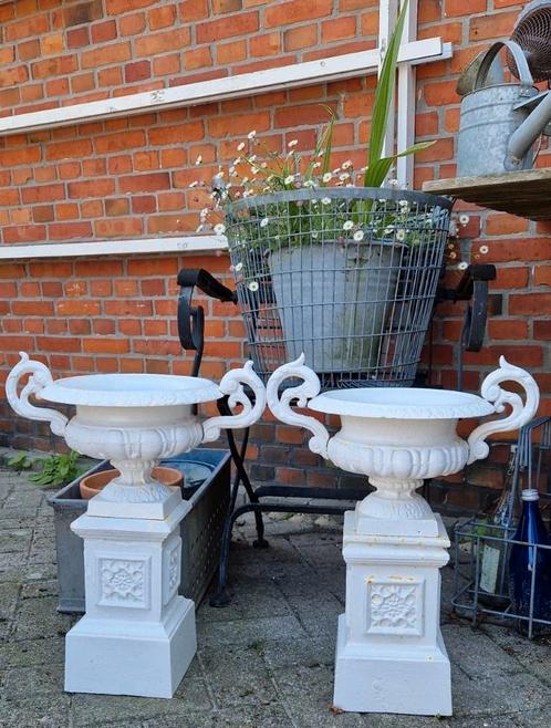 2 zware gietijzeren tuinvazen~louvrevazen incl sokkel, Antiek en Kunst, Curiosa en Brocante, Ophalen