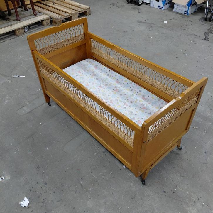 Vintage ledikantje met riet, Antiek en Kunst, Antiek | Meubels | Bedden, Ophalen